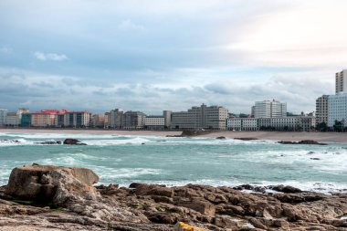 Coruna Galicia 'daki Riazor Sahili' nin güzel manzarası. İspanya 'nın kuzeyinde bir şehir