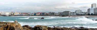 Coruna Galicia 'daki Riazor Sahili' nin güzel manzarası. İspanya 'nın kuzeyinde bir şehir