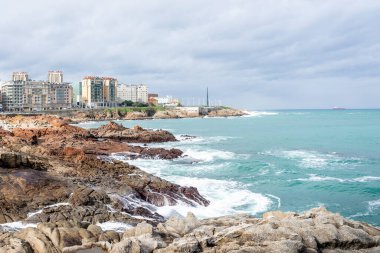 Coruna Galicia 'daki Riazor Sahili' nin güzel manzarası. İspanya 'nın kuzeyinde bir şehir