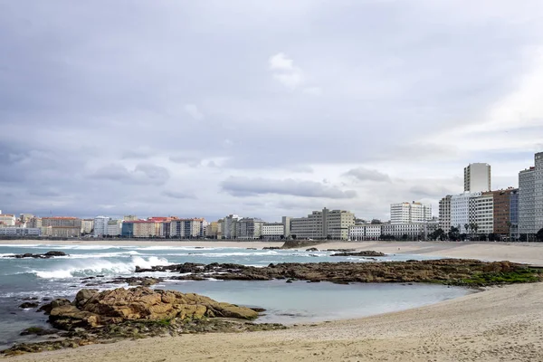 Coruna Galicia 'daki Riazor Sahili' nin güzel manzarası. İspanya 'nın kuzeyinde bir şehir