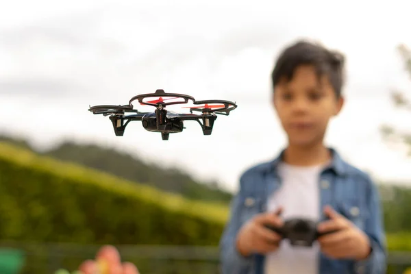 Parkta drone uçuran çocuk için yakın çekim