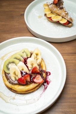 Taze meyveli gözleme, çikolata soslu ve yumurta ve pastırmalı leziz gözleme.