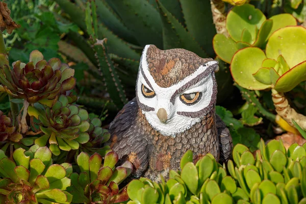 Owl Statue Sitting Flowers Garden — Stock Photo, Image