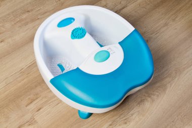 Titreşen bir ayak masaj ayakları. Elektrikli masaj banyosu. Pedikür öncesi ayak banyosu