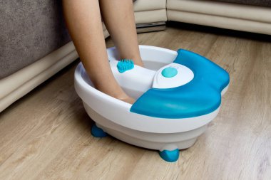 Titreşen bir ayak masaj ayakları. Elektrikli masaj banyosu. Pedikür öncesi ayak banyosu