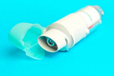  mavi arka plan üzerinde astım karşı inhaler. Koah