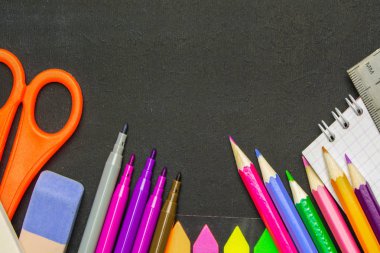 Tahta arka planda okul malzemeleri. Eğitim kavramı