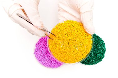 Plastik peletler. Polimerler için renklendirici. Granül. Plastik pell