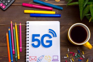 İşadamı masa başında Not Defteri'nde kalemle 5g'lik bir not bıraktı.