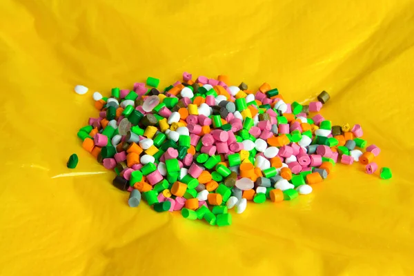 Plastikowe granulki na plastikowej folii polietylenowej. Granulki plastikowe. — Zdjęcie stockowe