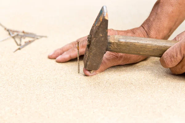 O homem bateu o dedo com um martelo. Carpintaria profissional, wo — Fotografia de Stock