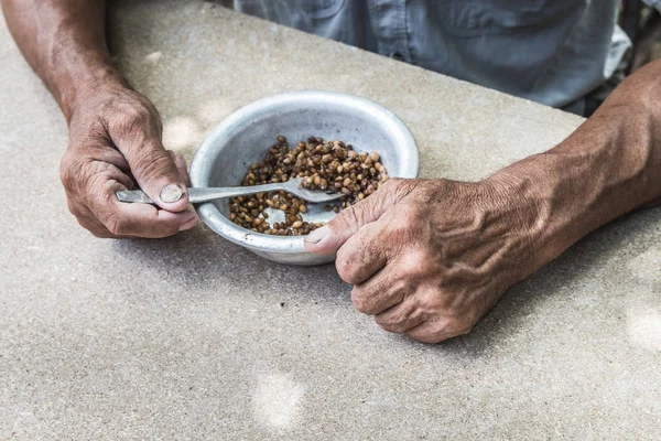 Hungry. Poor old man's hands an bowl of porridge . Selective foc — Stock Photo, Image