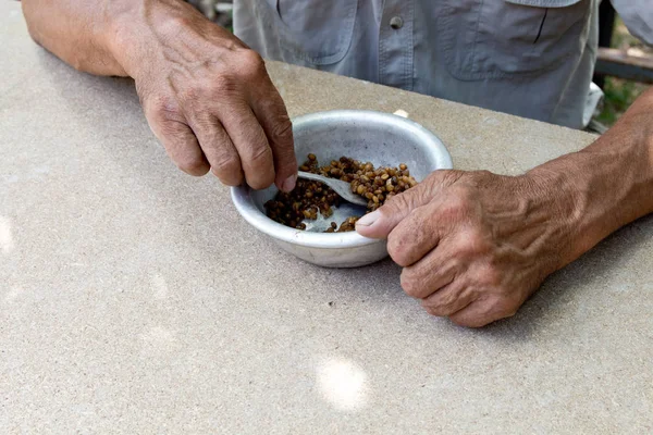 Hungry. Poor old man's hands an bowl of porridge . Selective foc — Stock Photo, Image