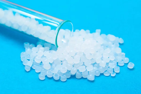 Plastik granül. Şeffaf polietilen granül. Plastik ham 