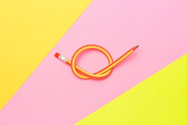 Esnek kalem . Bağlama iş kavramı. Bükülmüş kalemler 