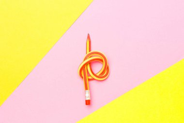 Esnek kalem . Bağlama iş kavramı. Bükülmüş kalemler 