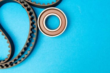 Arka planda silindirler ile zamanlama kemeri . C için zamanlama kemeri kiti