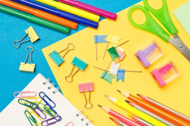 Kırtasiye. Renkli bir arka plan üzerinde okul ve ofis malzemeleri. 