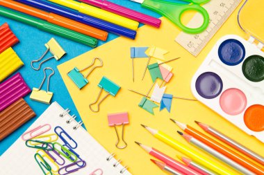 Kırtasiye. Renkli bir arka plan üzerinde okul ve ofis malzemeleri. 