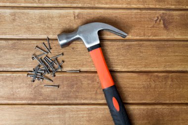 Çekiç ve çivi ahşap arka plan üzerinde dağınık. Doğrama konsepti