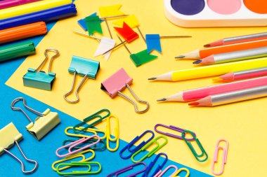 Kırtasiye. Renkli bir arka plan üzerinde okul ve ofis malzemeleri