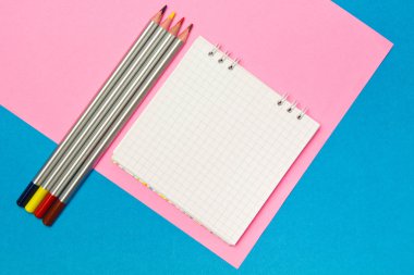 Kırtasiye. Mavi ve pembe renkte okul ve ofis malzemeleri