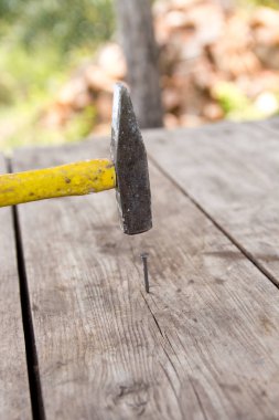 Çekiçle çivi çakmak için.. 