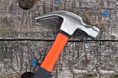 Ahşap arka planda çekiç marangoz. Doğrama konsepti