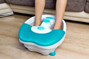 Titreşen bir ayak masaj ayakları. Elektrikli masaj banyosu. Ayak b