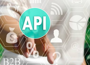 İş kadını bir düğmeye API, uygulama programlama Inter basar