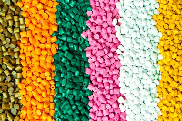 Plastik peletler. Plastik granüller işlenmeden sonra . Polimer. 