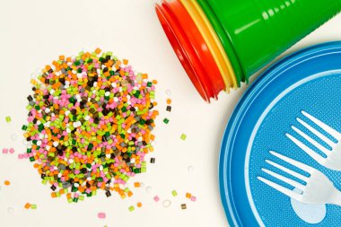Polietilenden yapılmış plastik granüller ve tek kullanımlık sofra takımları, 