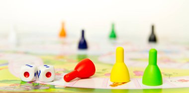 Ev için masa oyunları. Renkli plastik cips ve zar üzerinde 