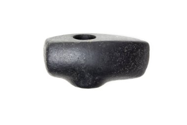 Beyaz arka plan üzerinde eski bir taş Çekiç . Antik Axe kadın için