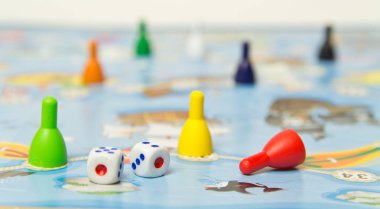 Ev için masa oyunları. Renkli plastik cips ve zar üzerinde 