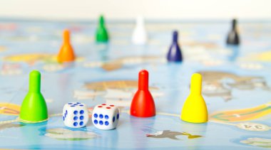 Ev için masa oyunları. Renkli plastik cips ve zar üzerinde 