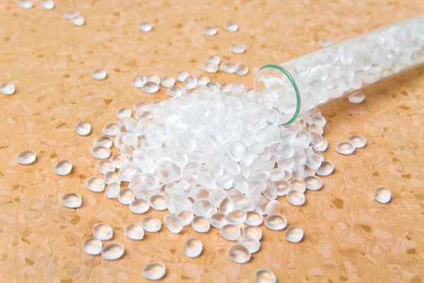 Прозрачные гранулы из полиэтилена. Пластиковые гранулы. Пластиковое сырье — стоковое фото