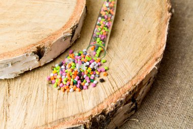 Plastik granül. Test tüpleri gri arka plan üzerinde polimer boya.