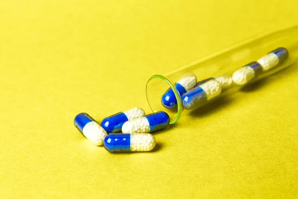 Medycyna farmaceutyczna pigułki, tabletki i kapsułki. Kopiuj przestrzeń — Zdjęcie stockowe
