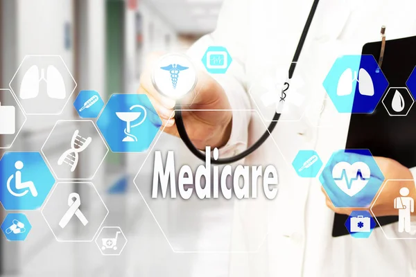 Врач со стетоскопом и иконой Medicare в медицинской сети — стоковое фото