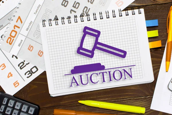 Notesbog med noter online auktioner på kontoret bordet med Stock-billede