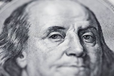 Benjamin Franklin 'in yüz dolarlık banknottaki görüntüsü. Benjamin Franklin portresi makro ABD dolar banknotu veya fatura