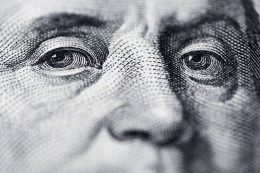 Benjamin Franklin 'in yüz dolarlık banknottaki görüntüsü. Benjamin Franklin portresi makro ABD dolar banknotu veya fatura