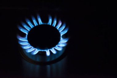 Gaz yakıcı mavi yangında. Bir mutfak gaz yakıcı gaz sobası