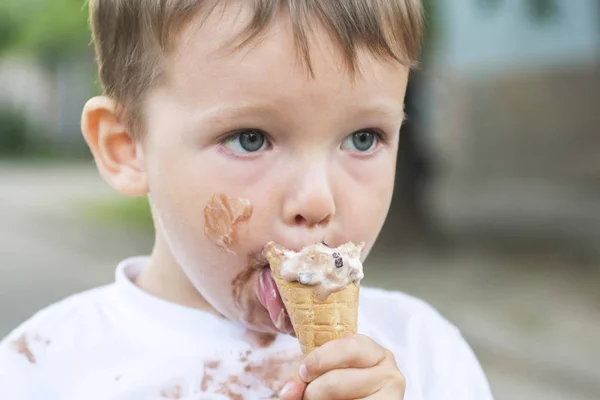 Маленький Ребенок Ест Мороженое Летом Симпатичный Малыш Ест Мороженое Парень — стоковое фото