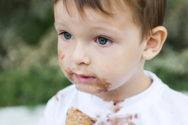 Маленький Ребенок Ест Мороженое Летом Симпатичный Малыш Ест Мороженое Парень — стоковое фото