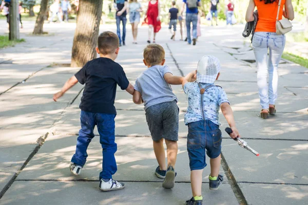 Kelompok Bahagia Anak Anak Bermain Taman Sekelompok Anak Kecil Berlari — Stok Foto