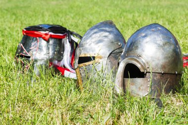 Üç Ortaçağ knight's kask çimenlerin üzerinde