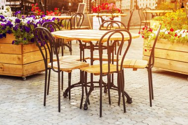 Cafe masa ve sandalyeler sokak ile