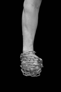 Zincirli adam yumruk. Siyah ve beyaz